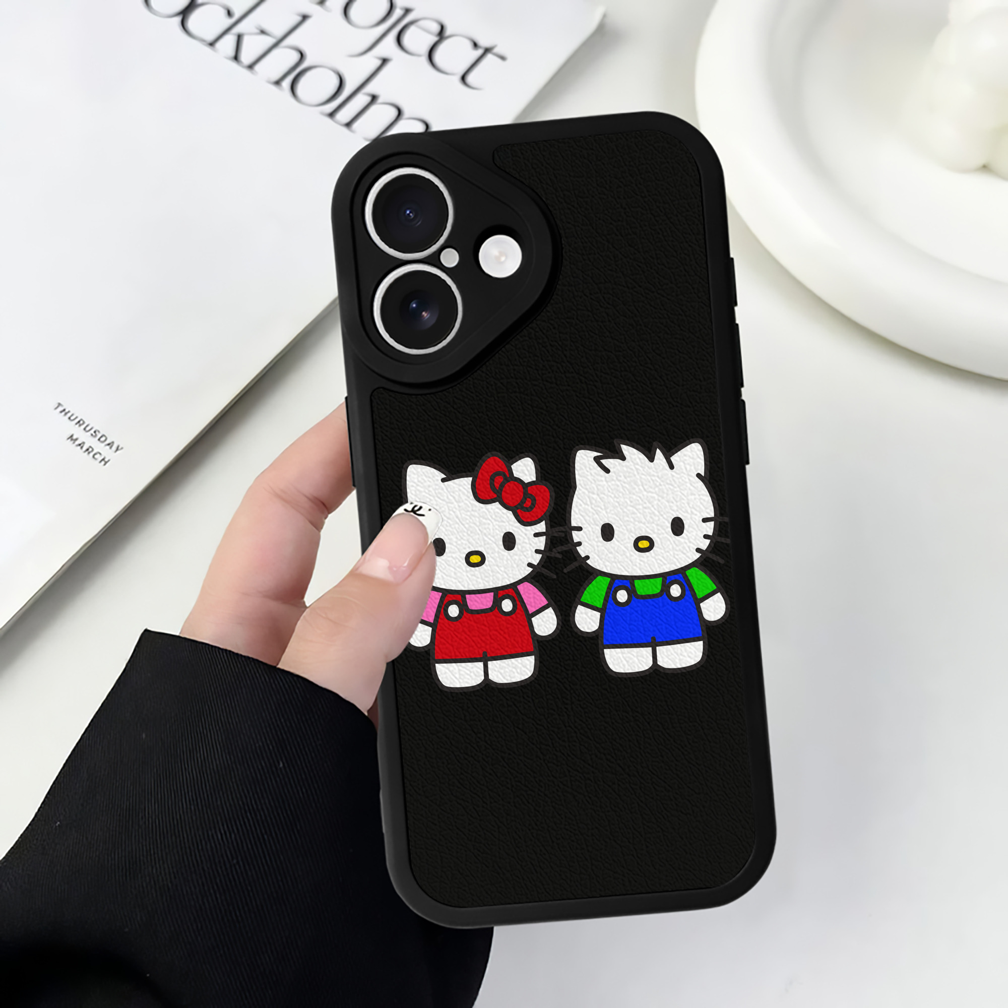（画像用） Hello Kitty ハローキティ 【iPhone 16シリーズ対応】シリコンスマホケース（レザー調） 材質：シリコン